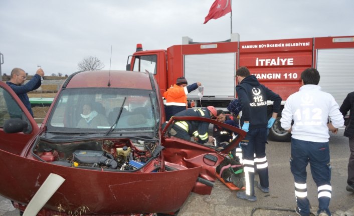 Samsun'da otomobil ile hafif ticari araç çarpıştı: 1 ölü, 7 yaralı