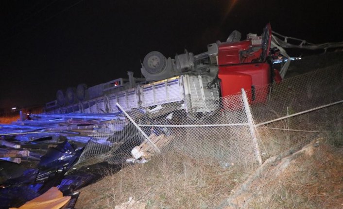 Şarampole devrilen tırın sürücüsü kazadan yara almadan kurutuldu