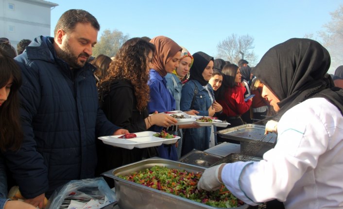 Sinop Üniversitesi Hamsi Şenliği'nde öğrencilere 1 ton hamsi ikram edildi