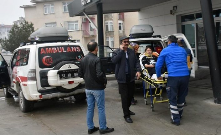 Sinop'ta devrilen otomobildeki 5 kişi yaralandı