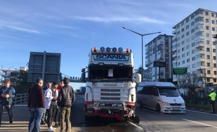 Trabzon'da yolcu minibüsü ile tır çarpıştı