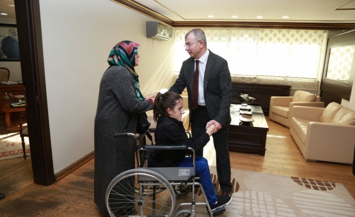 Vali Doruk yürüme engelli kız kardeşleri unutmadı