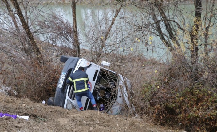 Yozgat'ta sporcuları taşıyan minibüs devrildi