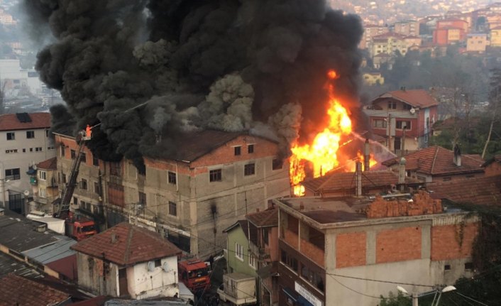 Zonguldak'ta mobilya imalathanesinde çıkan yangın söndürülmeye çalışılıyor