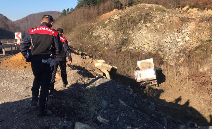 Zonguldak'ta şarampole devrilen kamyonun sürücüsü yaralandı