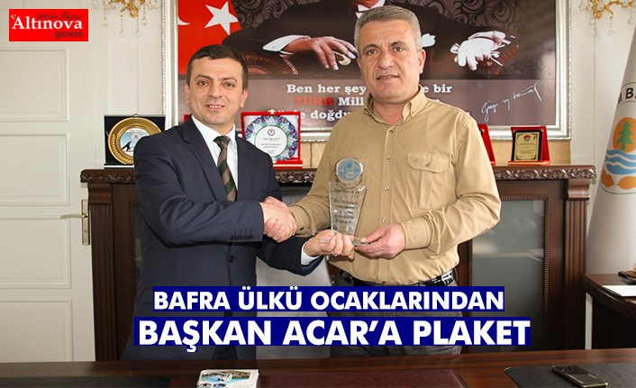 BAFRA ÜLKÜ OCAKLARINDAN BAŞKAN ACAR’A PLAKET