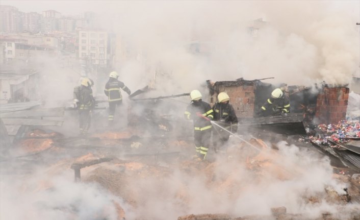 Samsun'da evin çatısında çıkan yangın söndürüldü