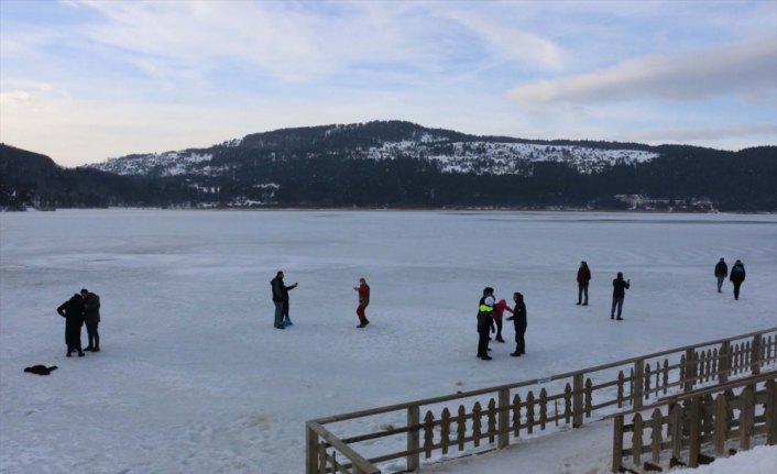 Tatilciler buz tutan Abant Gölü'nün üzerinde yürüdü