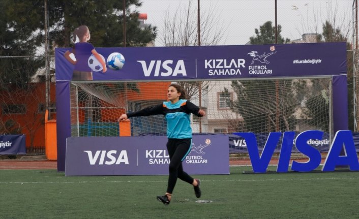 Visa Kızlar Sahada Futbol Okulları ile kadın futbolu Türkiye'ye yayılıyor