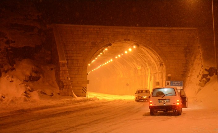 Zigana Geçidi'nde kar yağışı ulaşımı olumsuz etkiliyor