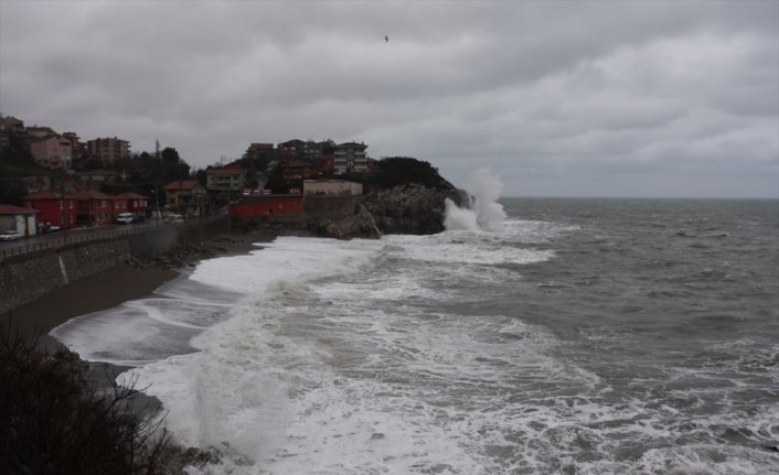 Zonguldak'ta şiddetli rüzgar etkili oluyor