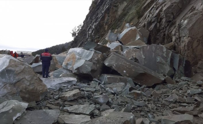 Bolu'da kara yolunda heyelan