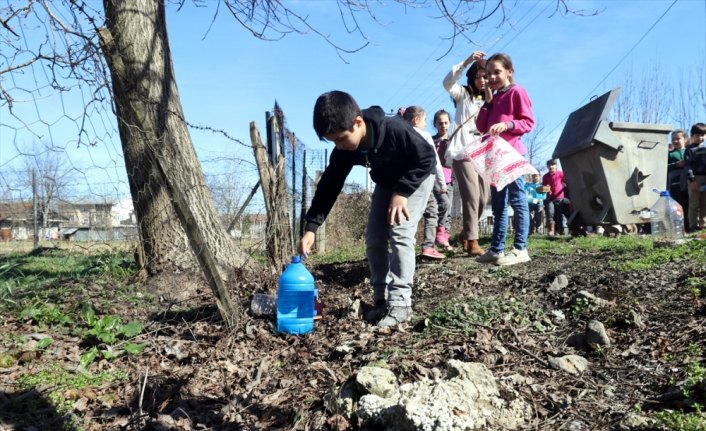 Düzce'de minik öğrenciler atık malzemelerden sokak hayvanlarına mama kabı yaptı