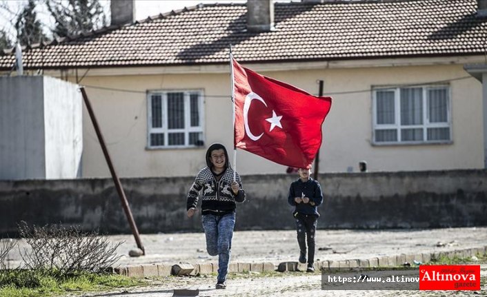 Hatay Reyhanlı'da sınır mahallesi bayraklarla donatıldı