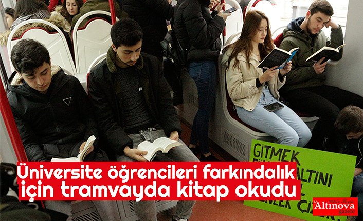 Üniversite öğrencileri farkındalık için tramvayda kitap okudu