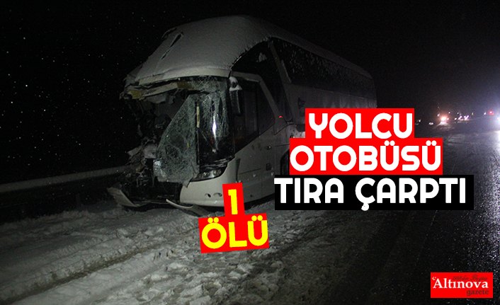 Yolcu otobüsü tıra çarptı: 1 ölü, 1 yaralı