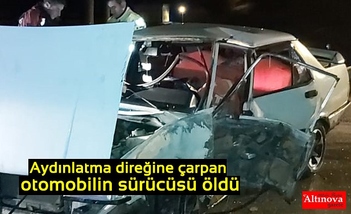 Aydınlatma direğine çarpan otomobilin sürücüsü öldü
