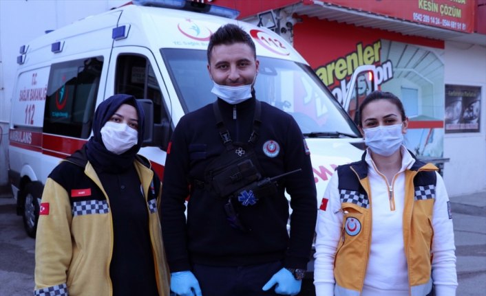 Bolu'da oto yıkamacı sağlık çalışanlarına destek için ambulansları ücretsiz yıkıyor