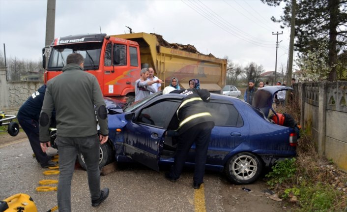 Düzce'de kamyonla çarpışan otomobilde sıkışan iki kişi yaralandı