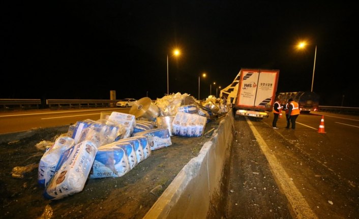 Düzce'de refüje çarpan tırın sürücüsü yaralandı