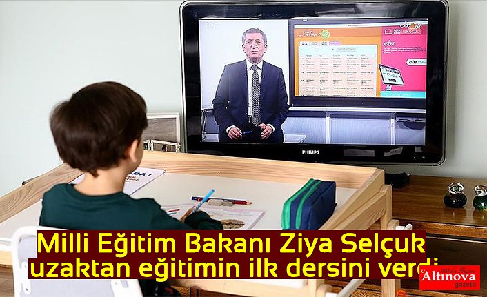 Milli Eğitim Bakanı Ziya Selçuk uzaktan eğitimin ilk dersini verdi