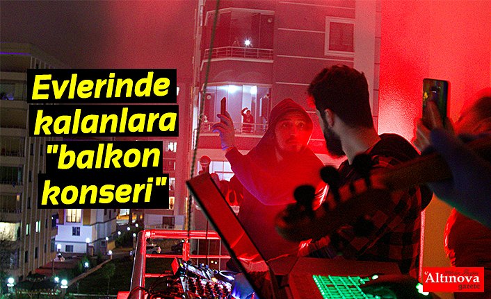 Samsun'da gençlerden, koronavirüs nedeniyle evlerinde kalanlara "balkon konseri"