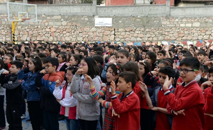 Tokat'ta 1000 öğrenci işaret dili ile İstiklal Marşı'nı okudu