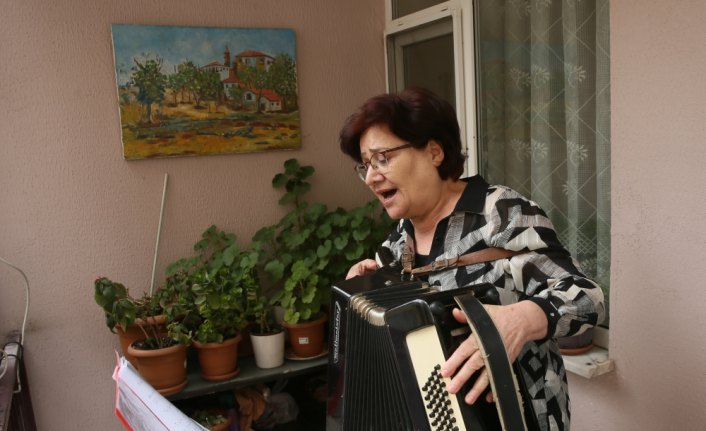 23 Nisan'ı evlerinin balkonlarında kutladılar