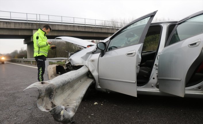 Anadolu Otoyolu'nda iki otomobil bariyere çarptı: 2 yaralı