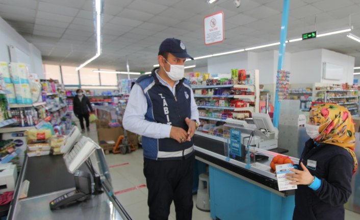 Bayburt'ta marketlere maske dağıtıldı