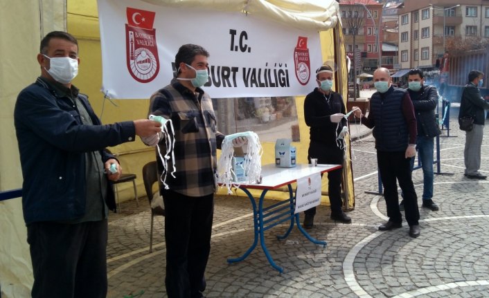 Bayburt'ta vatandaşlara koruyucu maske dağıtılıyor