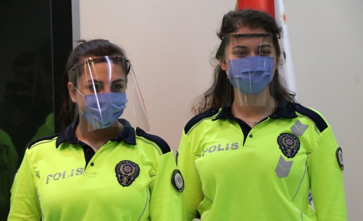 Bolu İl Milli Eğitim Müdürlüğünce üretilen siperlikler Emniyet'e teslim edildi