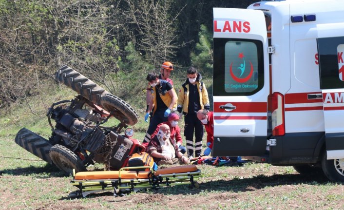Bolu'da devrilen traktörün sürücüsü yaralandı