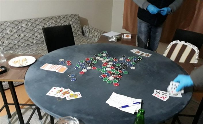 Bolu'da evde kumar oynayan 13 kişiye para cezası