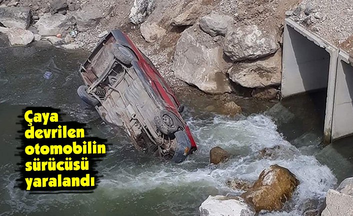 Çaya devrilen otomobilin sürücüsü yaralandı
