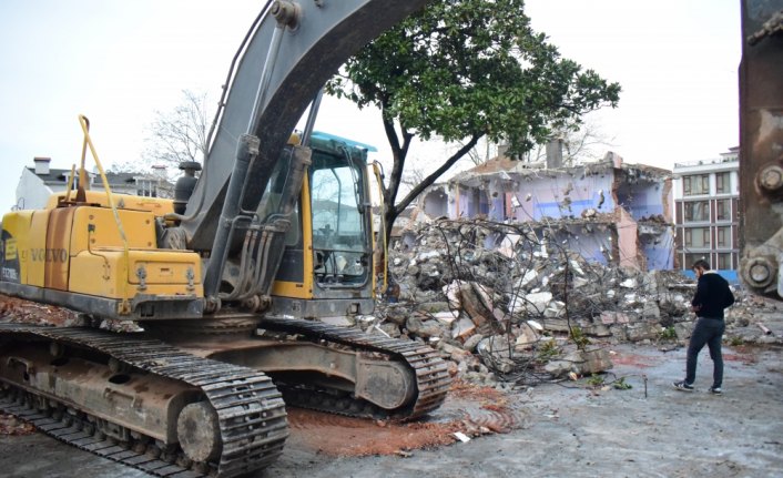 Düzce'de deprem riski taşıyan okul binası yıkıldı