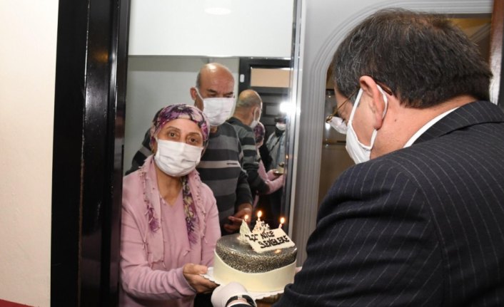 Evlerinden çıkamayan çiftin 42'nci evlilik yıl dönümü pastası belediyeden