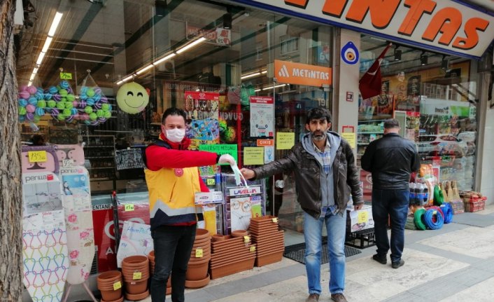 Gümüşhane'de vatandaşlara ücretsiz maske dağıtımı sürüyor