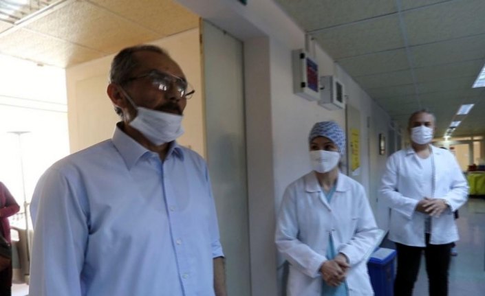 Hastanede duran kalbi yeniden çalıştırılan Kovid-19 hastası alkışlarla taburcu edildi