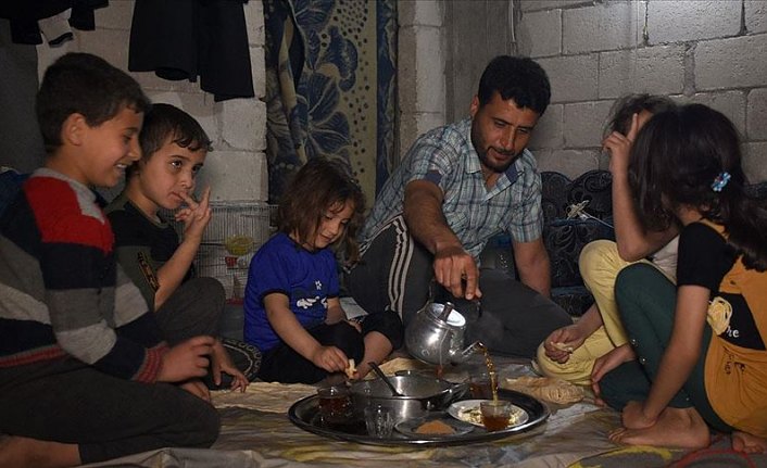 İdlib’deki kamplarda yaşayanlar ilk sahuru ev hasretiyle yaptı