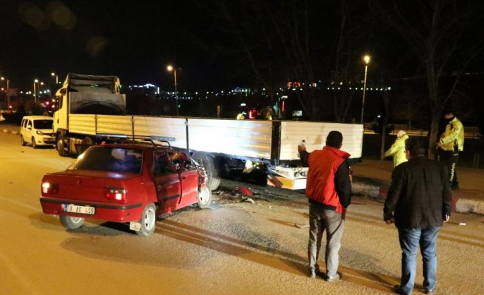 Karabük'te otomobil park halindeki tıra çarptı: 3 yaralı