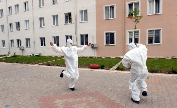 Karantinadakilere moral için konser verdi