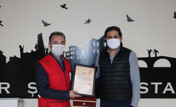 Karantinadayken 100 gıda kolisi bağışlayan hayırsevere Kızılay'dan teşekkür