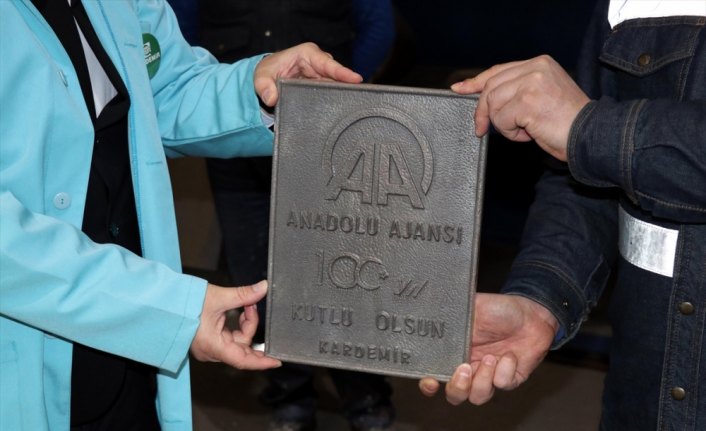 KARDEMİR işçileri AA'nın 100. yılı için özel demir döktü