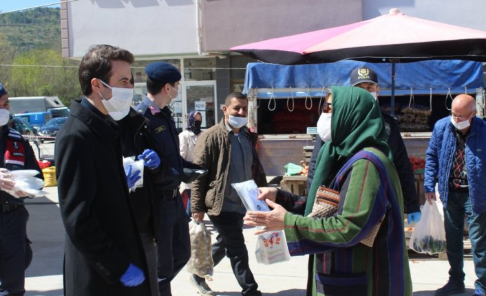 Kastamonu'da gönüllü kadınların yaptığı 2 bin maske vatandaşlara dağıtıldı
