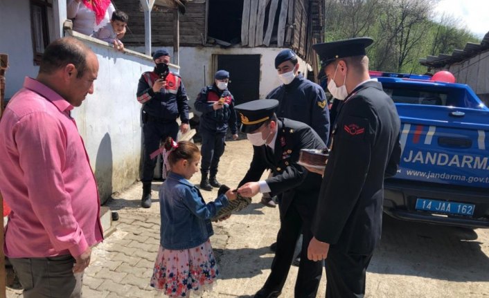 Mudurnu'da jandarmadan şehit ailelerine 23 Nisan sürprizi