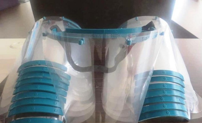 Ortaokul öğrencisi sağlık çalışanları için yüz koruyucu siperlik üretti