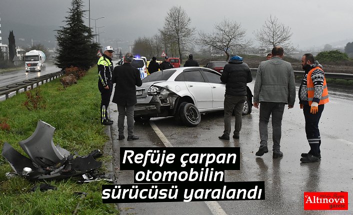 Refüje çarpan otomobilin sürücüsü yaralandı