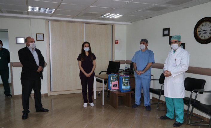 Rize'de 2 hemşire koronavirüsü yenerek alkışlarla göreve döndü