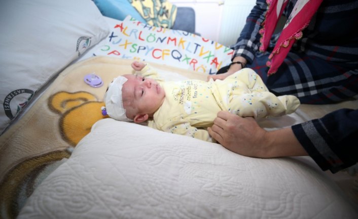 Sağlığına kavuşan Efe bebeğin boğazından 